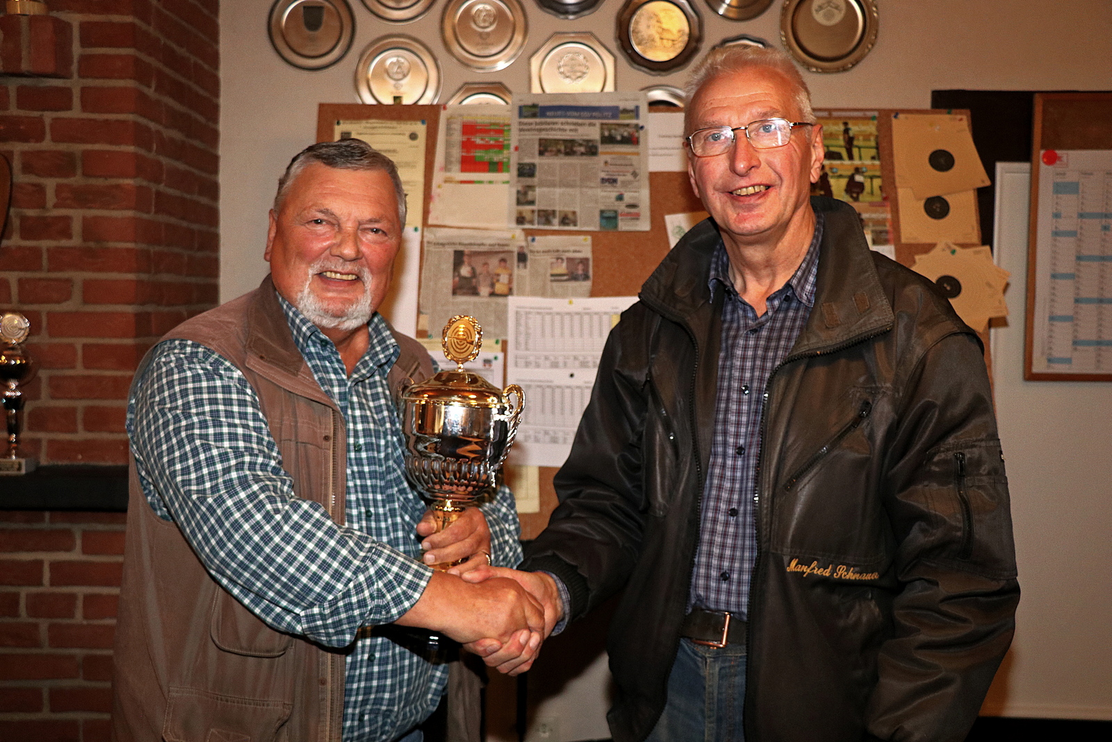 IMG 8507 Manfred Schnauer Vors. Pölitz überreicht Karl Otto Bergmann den Pokal.JPGa